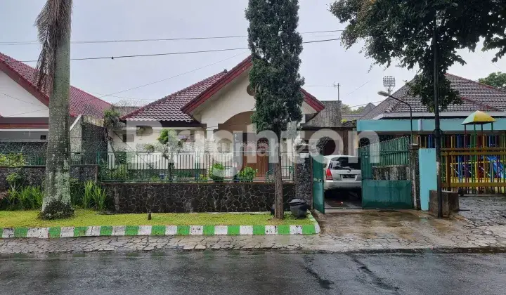 Rumah kolonial belanda terawat dan strategis di kota malang. 1