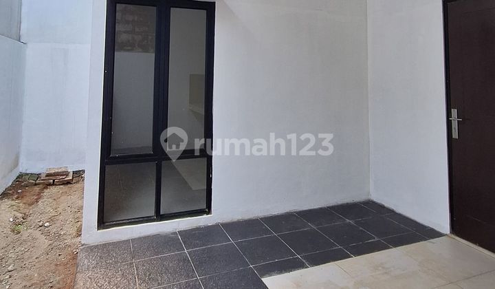 2-Story Well-Maintained House in Bogor, 12 Minutes to Terminal, South Facing J39128