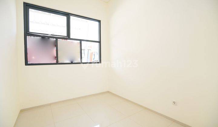 Rumah Modern Dekat Gerbang Tol BSD Barat 1 Hadap Utara Semi Furnished J-19418 2