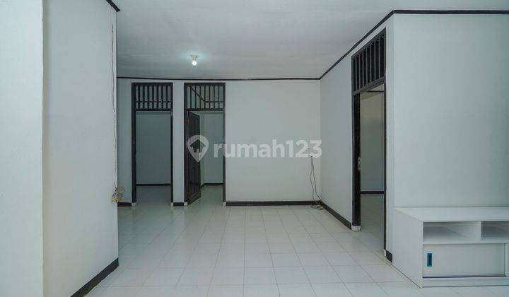 Rumah Luas Semi Furnished dekat Gerbang Tol Limo Utama Depok J23676 2