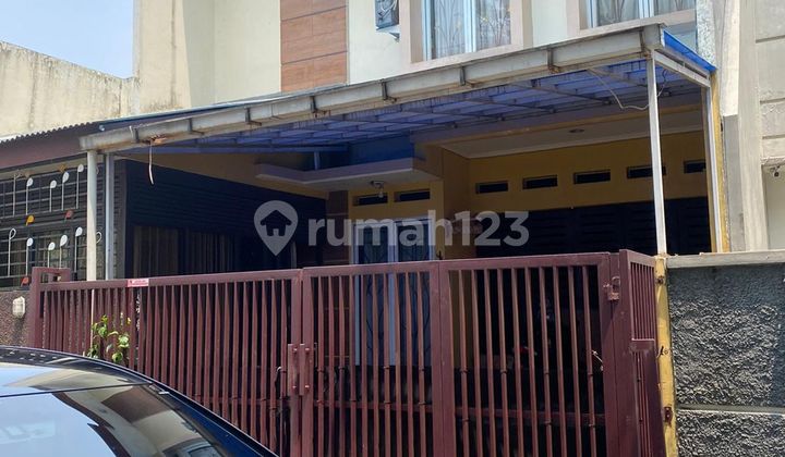 Spacious 3-Bedroom House, 15 Minutes to Cinere Bellevue Mall, North-Facing J28444