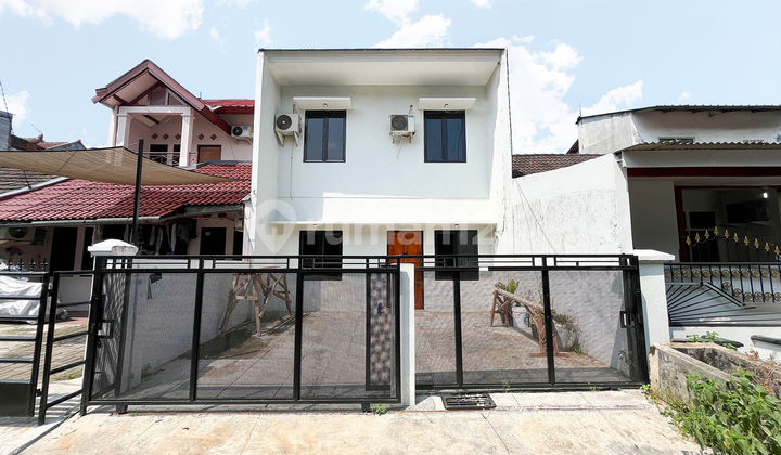 House with 2 Carports, 10 Minutes to Cimanggis 3 Toll Gate, Renovated J23582