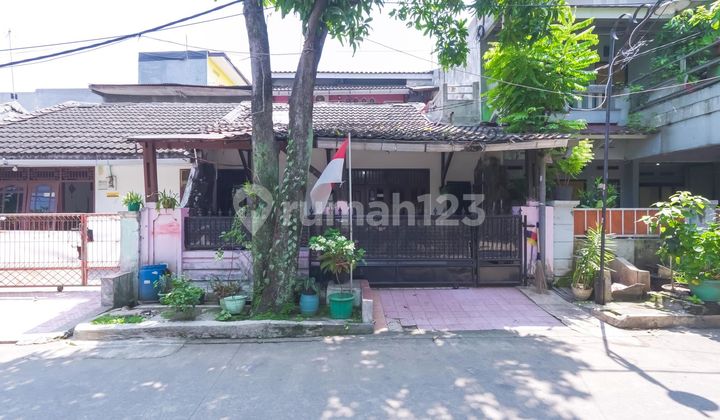 Rumah 2 Lantai 5 menit ke Primaya Hospital Depok Hadap Selatan J37046