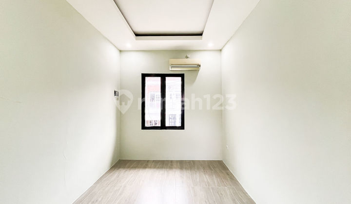 House with 2 Carports, 10 Minutes to Cimanggis 3 Toll Gate, Renovated J23582