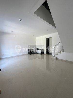 Rumah 3 Lantai Bagus Unfurnished SHM di Jalan Golf Island Jl. Pantai Indah Kapuk, Jakarta Utara 2