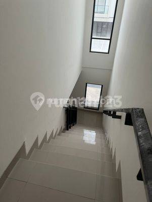 Rumah 2 Lantai Bagus Semi Furnished  2