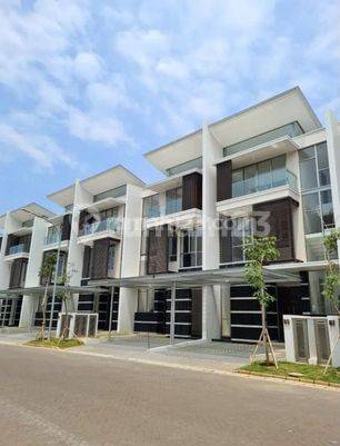 Rumah 3 Lantai Bagus Unfurnished HS di Golf Island Mozart, Jakarta Utara 1