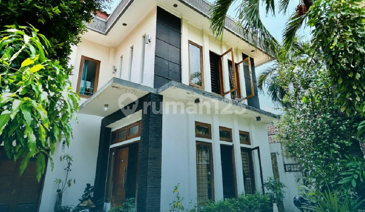 RUMAH DENGAN LOKASI YANG SANGAT STRATEGIS DI SENOPATI