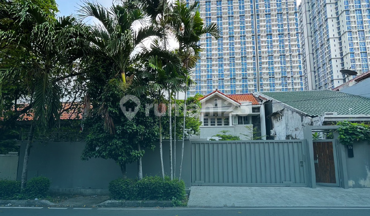 [TURUN HARGA] Rumah 2 Lantai Klasik Salemba Bisa Untuk Komersial 1