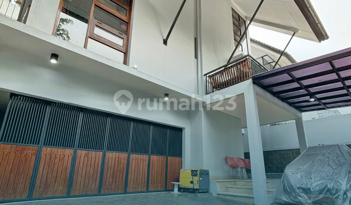 Lokasi Strategis, Bangunan 3 Lantai Terawat Dan Siap Huni, Swimming Pool.