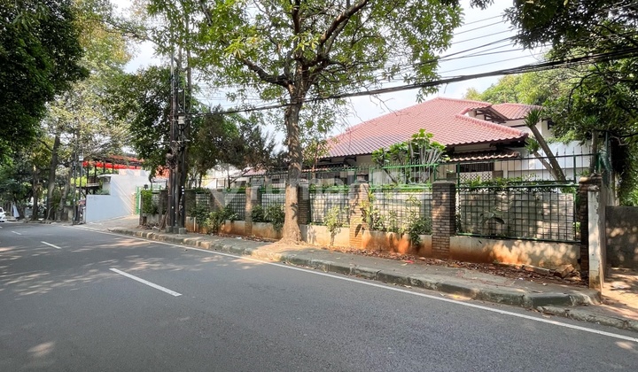 Rumah Klasik di Jalan Utama Lebak Bulus 