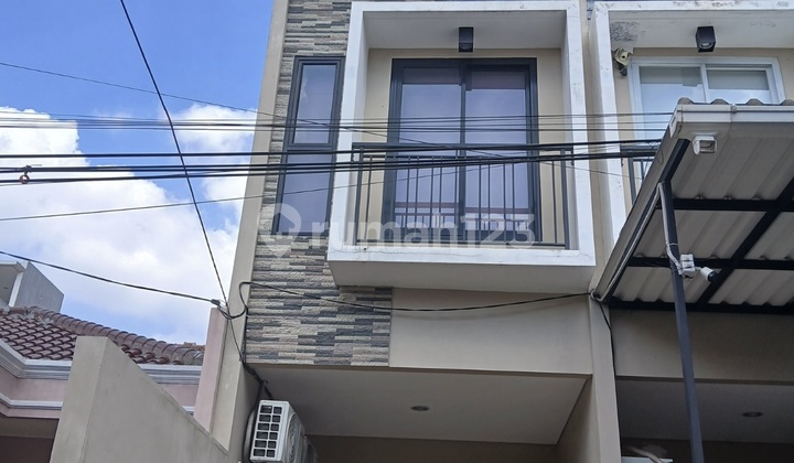 Dijual Rumah 3 Lantai Di Sunrise Garden Lokasi Strategis Siap Huni Kondisi Rapih Terawat