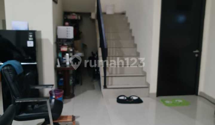 Jual Rugi Rumah Besar 2 Lantai di Meruya Ilir Siap Huni Jual Rugi Rumah Besar 2 Lantai di Meruya Ilir Siap Huni