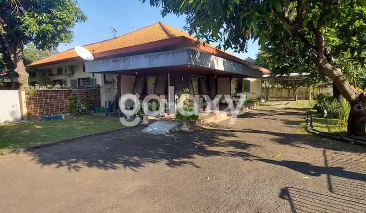 Dijual Cepat Rumah Seluas Lapangan di Surabaya