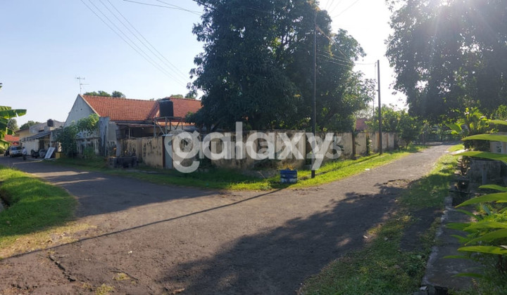 Dijual Cepat Rumah Seluas Lapangan di Surabaya 2