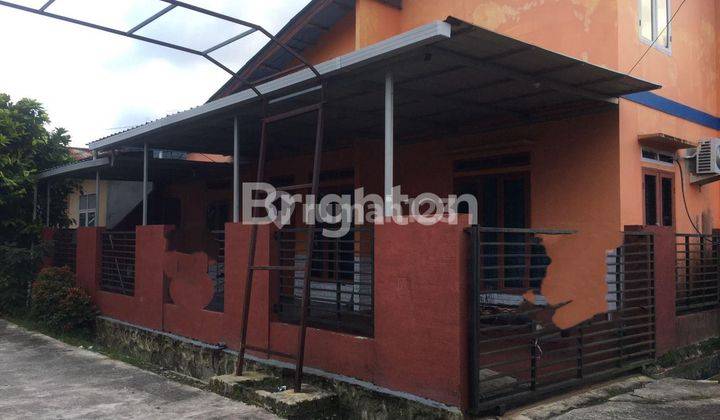 RUMAH 2 LANTAI SEMI FURNISH TENGAH KOTA LOKASI PERUMAHAN PAPAN LESTARI AMAN NYAMAN HARGA NEGO 1