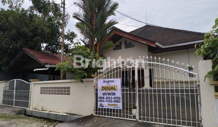 RUMAH STRATEGIS NYAMAN HUNI  DENGAN KOLAM RENANG DI PUPUK 1