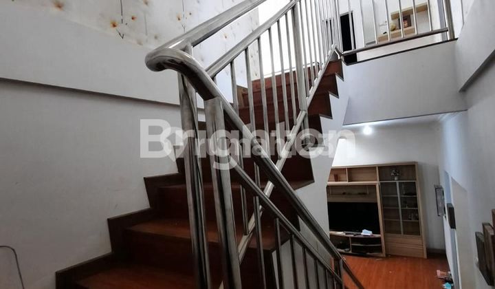 DIJUAL RUMAH 2 LANTAI SEMUFURNISH TENGAH KOTA BERNUANSA MINIMALIS LOKASI DALAM PERUMAHAN REGENCY AMAN NYAMAN HARGA NEGO 2