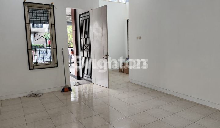 FOR SALE MIDDLE CITY HOUSE WITH MINIMALIST NUANCE LOCATED IN DAUN VILLAGE HOUSING ESTATE SAFE COMFORT NEGOTIABLE PRICE FOR SALE MIDDLE CITY HOUSE WITH MINIMALIST NUANCE LOCATED IN DAUN VILLAGE HOUSING ESTATE SAFE COMFORT NEGOTIABLE PRICE
