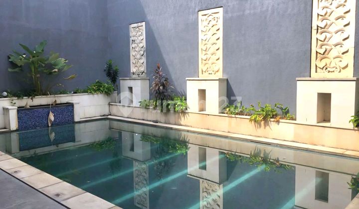 Rumah dengan kolam renang Di Metro Alam Pondok Indah Jakarta Selatan