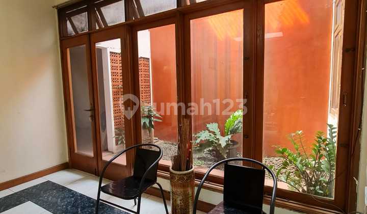 Nice, comfortable house with a good location in Cinere. 2