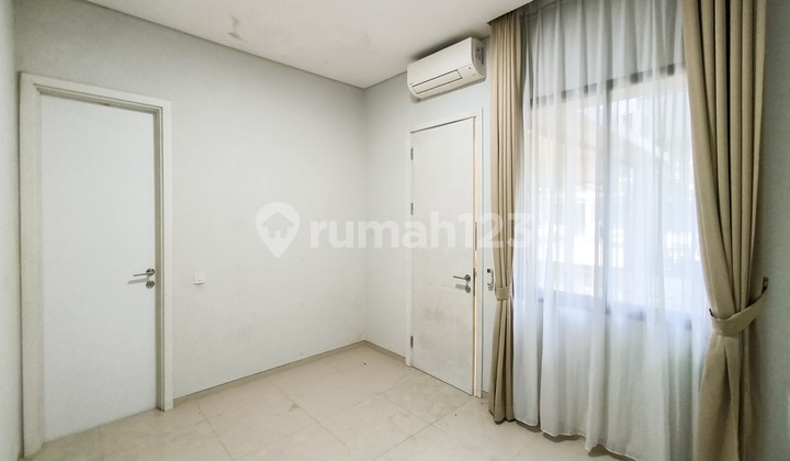 Quick Sale 2-story house, wide road in Bintaro Jaya 9.