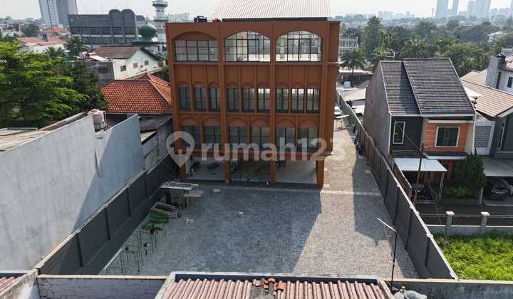 Gedung Di Lokasi Strategis Di Jl Harsono RM Ragunan Jakarta Selatan