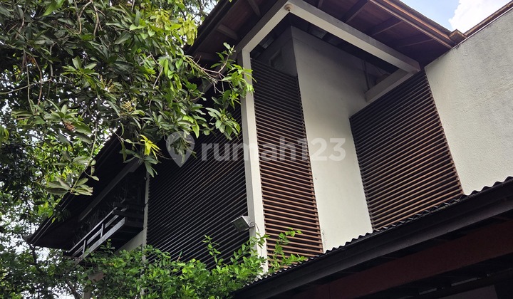 Jual rumah tropis khas Indonesia di lingkungan asri Cipete Jakarta Selatan. Jual rumah tropis khas Indonesia di lingkungan asri Cipete Jakarta Selatan.