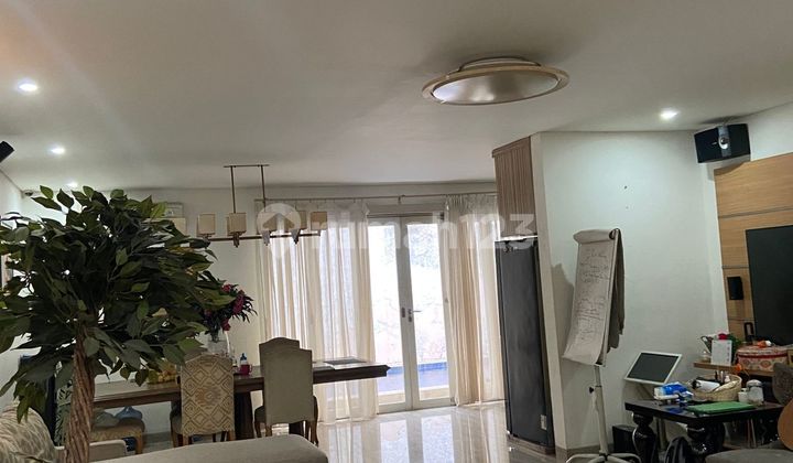 For sale, a move-in ready house on Jl. Prapanca, Taman Brawijaya, neat and equipped with a swimming pool. 2