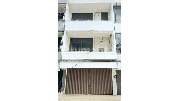 3-Story Shop House on Green Garden Main Road, Kebon Jeruk