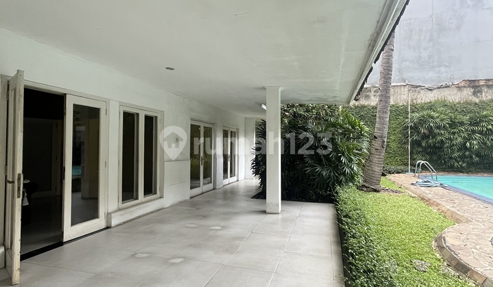 Rumah Menteng jual murah bagus baru sedang di renovasi