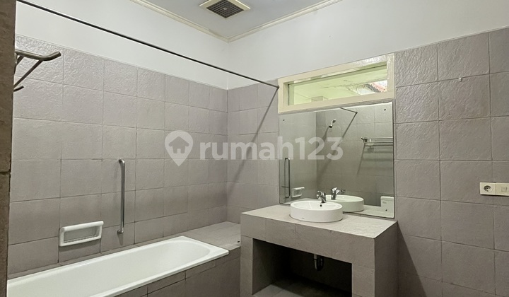 Rumah Menteng jual murah bagus baru sedang di renovasi 2