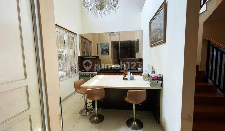 Dijual Rumah 2 Lantai Bagus Semi Furnished Lokasi Strategis di Banjar Wijaya 2