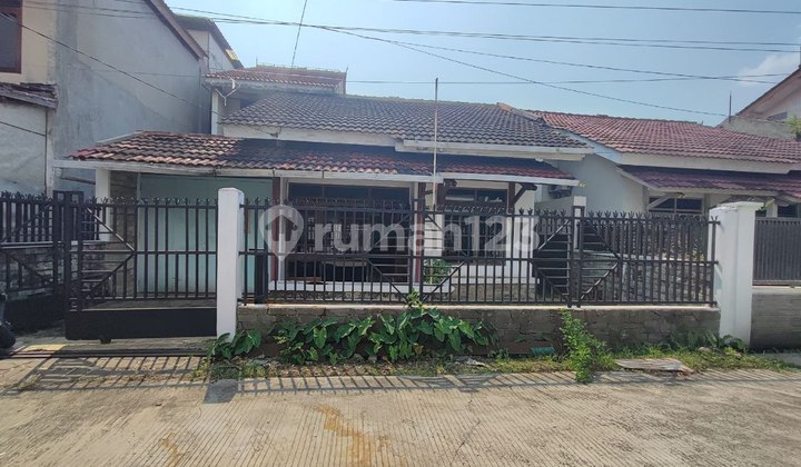 Rumah Luas Di Taman Kopo Indah 1