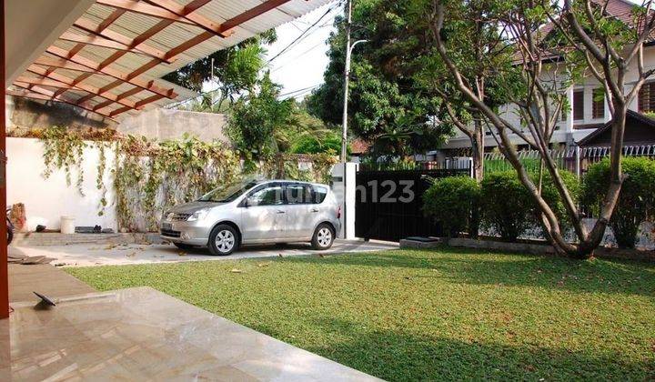 Dijual Rumah Vintage Menteng Yang Asri Dengan Halaman Luas 2