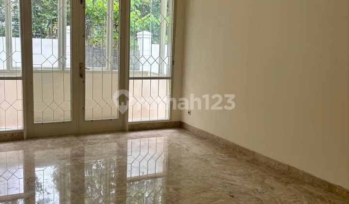 638 RUMAH LUAS DI SELONG KEBAYORAN BARU HOEK NYAMAN DEKAT TAMAN