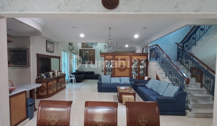 779 FOR SALE MENTENG HOUSE IN A STRATEGIC LOCATION NEAR THE MAIN ROAD