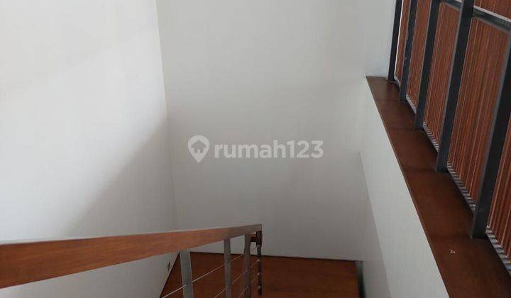 Rumah di Taman Kebun Jeruk Intercon 2 Lantai SHM Bagus lantai marmer 2