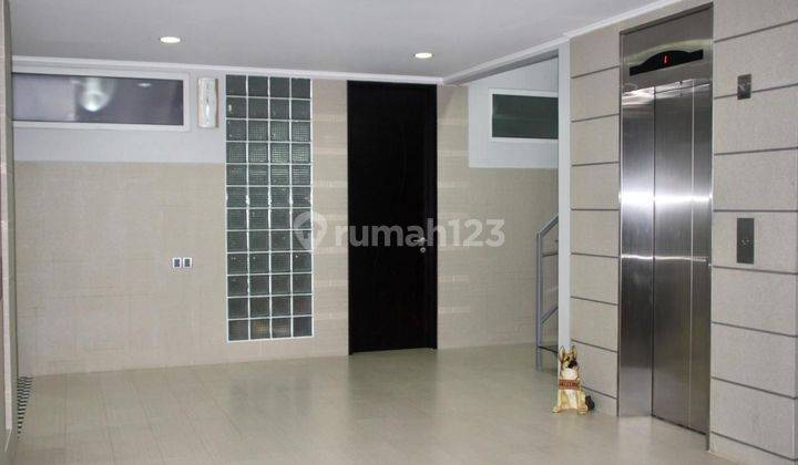 Rumah 3 Lantai Shm Jarang Ada  Fasilitas Lift & Kolam Renang 2