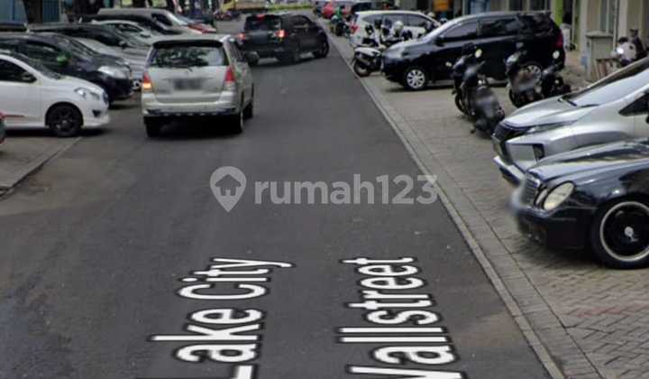 For Rent: Wallstreet Boulevard Shop House in a Busy Location at Green Lake City