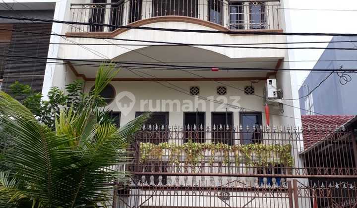 Dinual Rumah 3 Lantai Siap Huni Taman Semanan Indah