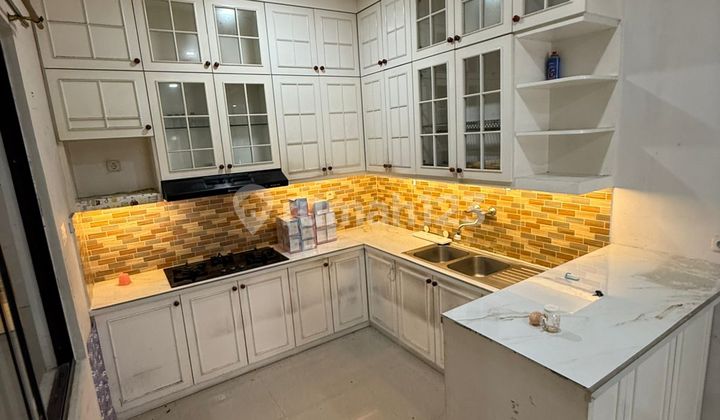 Dijual Rumah Semifurnish 2.5 Lantai Siap Huni Seberang Grand Lucky