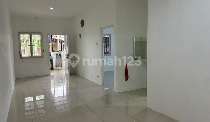 Ready-to-Occupy House in Fedora Graha Raya, Well-Maintained Condition Ready-to-Occupy House in Fedora Graha Raya, Well-Maintained Condition