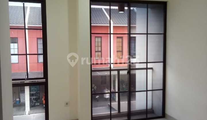 Dijual Rumah Dua Lantai Siap Huni di Green Village Cipondoh