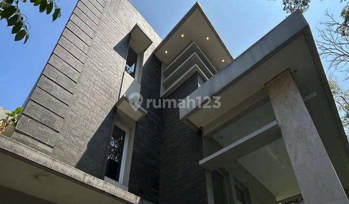 Rumah Mewah Bergaya Modern di Setra Sari Bandung 1