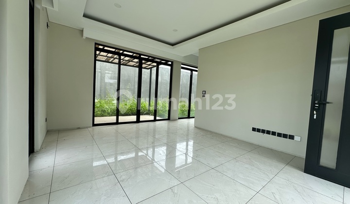 Rumah Baru Hoek Samping Taman di Kota Baru Parahyangan