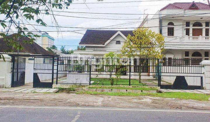 RUMAH MEWAH & LUAS KAWASAN PINGGIR JALAN CUT NYAK DIEN 1