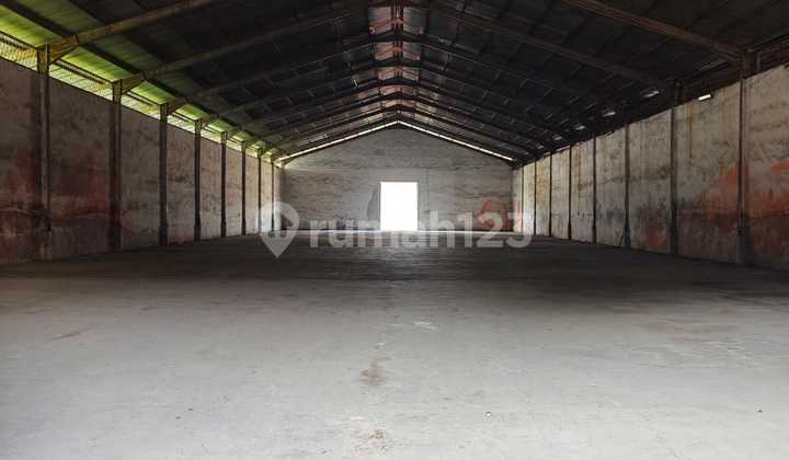 Gudang Siap Pakai Dikomplek Pergudangan Pinggir Jalan 2