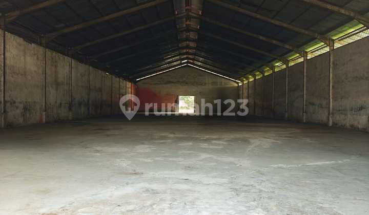 Gudang Siap Pakai Dikomplek Pergudangan Pinggir Jalan 1