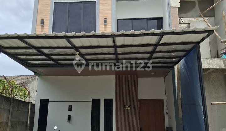 Dijual Rumah 2 Lantai Dkt Graha Raya / Bintaro